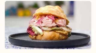 Tonno, cipolla, insalata, pomodori