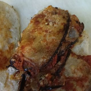 Panino con parmigiana di melanzane