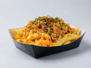 Patatine fritte con cheddar e bacon