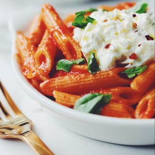 Penne al pomodoro, basilico e burrata
