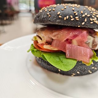 Burger di scottona con pane nero al carbone