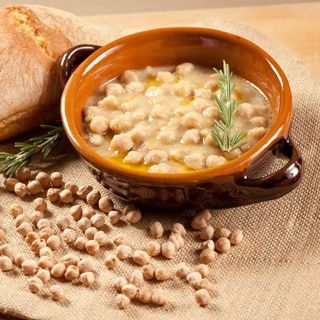 Minestra di ceci, olive e crostini al rosmarino