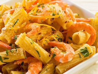Rigatoni con tonno fresco, gamberi e anacardi
