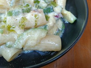 Rigatoni con zucchine, olive e parmigiano