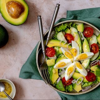 Insalata di pomodorini, avocado, uovo sodo e puntarelle