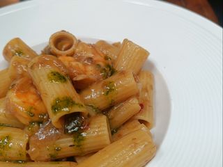 Rigatoni con cipollotto, gamberi e porcini