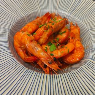 Gamberoni con peperoni saltati 