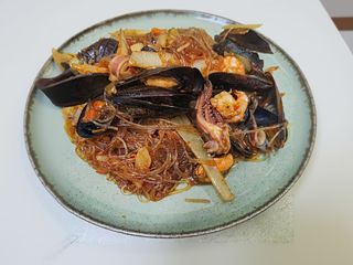 Spaghetti di soia con frutti di mare e verdure 
