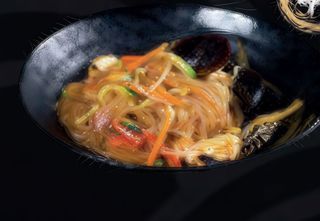 Spaghetti di soia con verdure