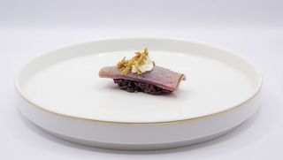 233. Nigiri maguro nero flame cipolla fritti - 2 pezzi