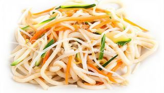 69. Spaghetti udon con verdure