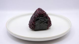 585. Onigiri nero gamberi fritti