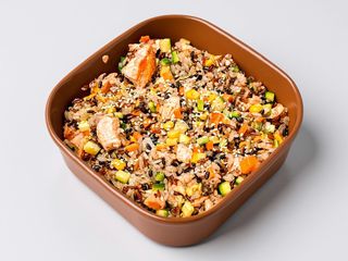 Riso mix con salmone piccante e verdure