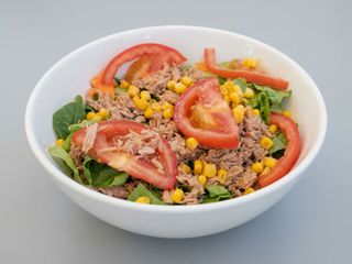 97. Insalata mista con tonno