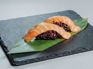 108.Balck nigiri salmone