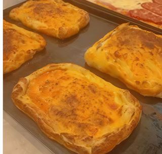 Pizza imbottita bree