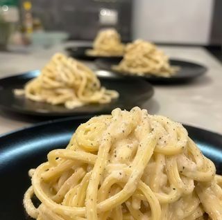 Cacio e pepe, pasta a l'uovo fresca spaghetti tonnarelli