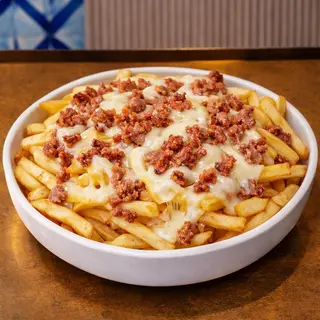 Patatine fritte con salsicce e provola