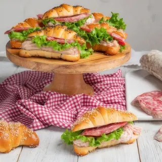 Cornetto salato con porchetta di ariccia e provola di agerola