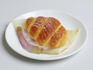 Cornetto salato con prociutto cotto e formaggio
