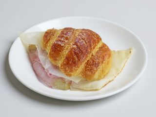 Cornetto salato con prociutto cotto e formaggio 