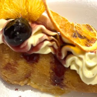 Babà classico con chantilly e ciliegine di amarene