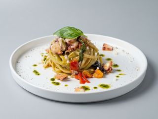 Fetticce con polpi olive itrane pomodorini e croccante di tarallo