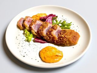 Scottata di tonno con cipolletta rossa caramellata