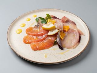 Calamaretti con ripieno di mollica “atturriata”, crema di piselli e chips di porro