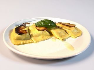 Tortelli”Mario Cuomo” con cacio e pere glassate al miele