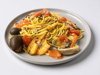 Tagliolini ai frutti di mare con pomodorini crostacei , molluschi