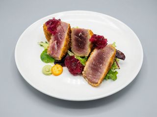 Scottata di tonno e cipolletta rossa caramellata e avocado