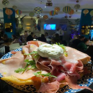 GNOCCO FRITTO CON BURRATA E SALUMI