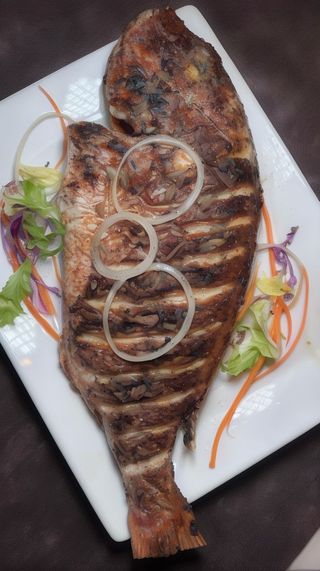 Pesce alla brace alla camerunese 500/600 gr  ( Tipico del Camerun)