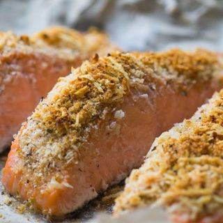 Filetto di salmone gratinato al pane profumato
