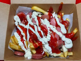 Patatine fritte con würstel