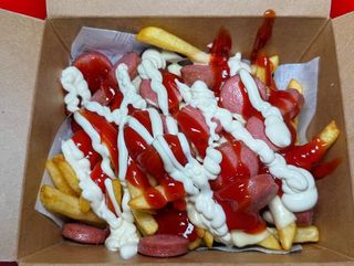 Patatine fritte con würstel