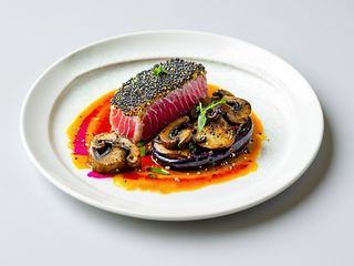 Tonno rosso in crosta di papavero servito con melanzane al funghetto