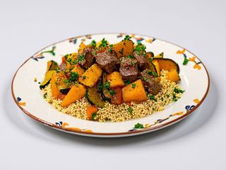 Cous cous agnello, zucca, verdure di stagione