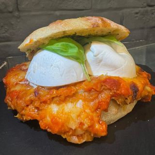 Panino con parmigiana e mozzarella di bufala
