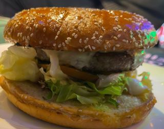 Hamburger gourmet con patatine fritte