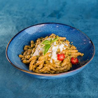 Busiate con pesto di pistacchio, pomodorini e stracciatella di bufala