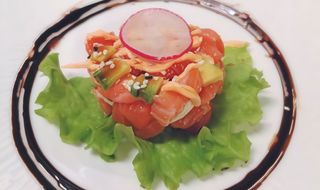 TA10. Tartare salmone con avocado, Philadelphia, salsa piccante e teriyaki