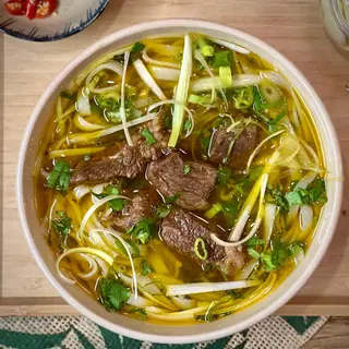Phở bò sốt vang - Brodo di manzo con carne di manzo stufata al vino rosso