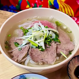 Phở bò tái chín - Brodo di manzo con mix di fettine di carne di manzo cotte e crude scottate dal brodo bollente