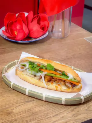 Panino con carne di maiale marinata e cotta alla griglia