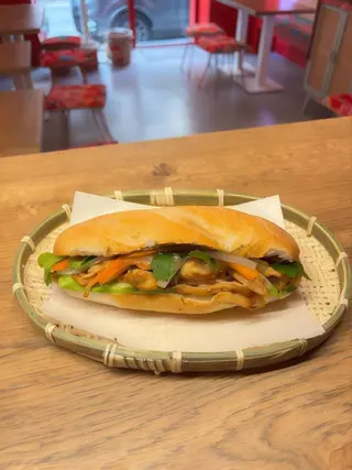 Panino con pollo marinato e grigliato