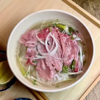 Phở bò tái - Brodo di manzo con fettine di carne di manzo cruda scottate nel brodo