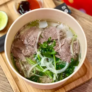 Phở bò chín - Brodo di manzo con fettine di carne di manzo cotte