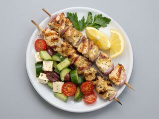 Spiedini con pollo e insalata 